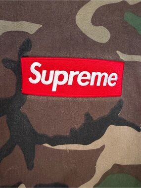 Supreme Camo Sweatshirt  with red logo and red tab Like New UNISEX